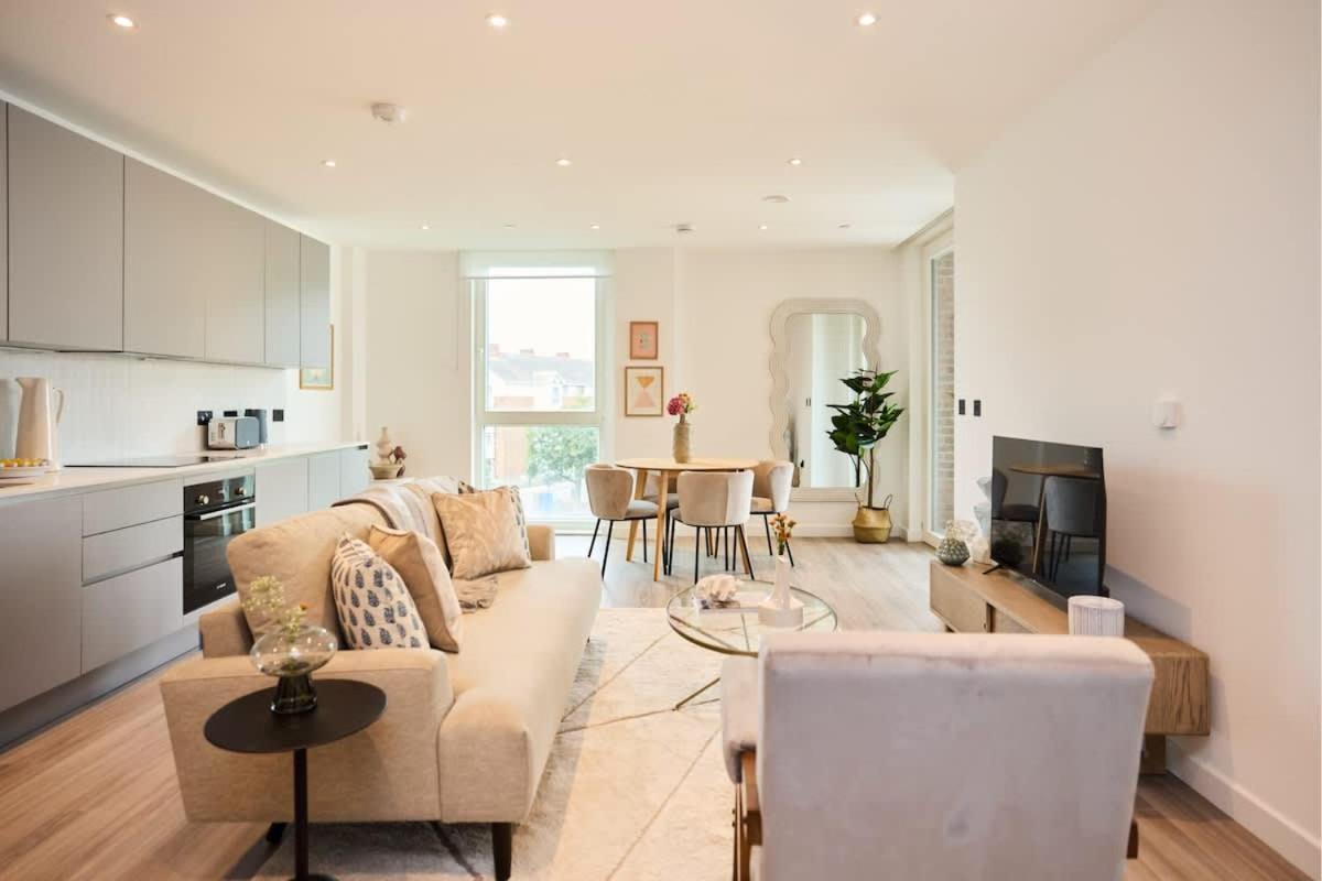 The Tottenham Escape - Lovely 2bdr Flat With Balcony London